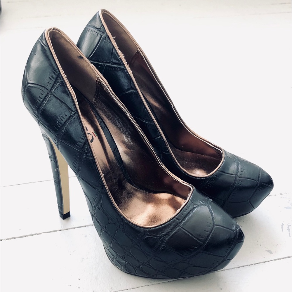 NEVER WORN Bucco Embossed Pump